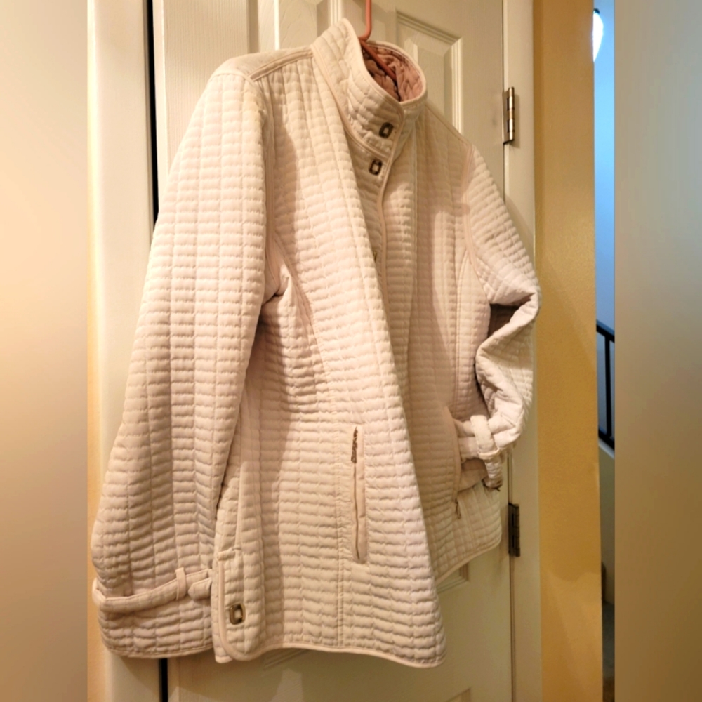 Quilted Cream Jacket with buckles at wrists high collar SZ XL